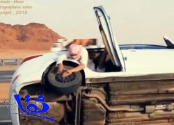 بالفيديو/ شبان سعوديون يقومون بتغيير اطارات السيارة أثناء قيادتها على عجلتين