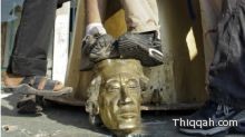 (صور) ...ركل " رأس تمثال القذافي ..يحوز على اهتمام وسائل الإعلام