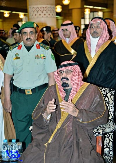 خادم الحرمين يؤدي صلاة الميت على سمو الأمير بدر بن عبدالعزيز