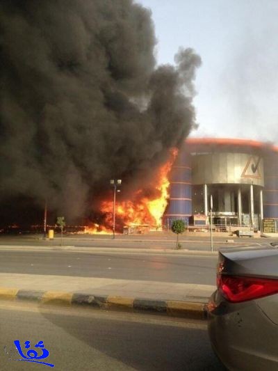 مدني الرياض يكافح حريقاً اندلع بأسواق الهرم بحي النسيم