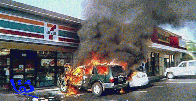 بالفيديو ... متسول أمريكي يحرق رجلا وسط سيارته بسبب رفضه التصدق عليه
