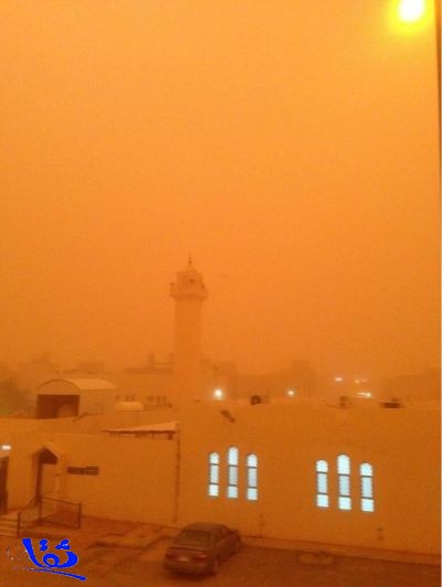 بعد السيول.. موجة غبار تغطي سماء الرياض وتفاجئ الناس