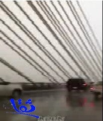 بالفيديو.. في مشهد مخيف اهتزاز مشدات جسر الرياض المعلق