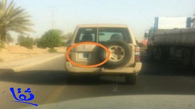 سيارة تابعة للقوات البرية السعودية تطمس لوحاتها الخلفية بغرض التحايل على ساهر