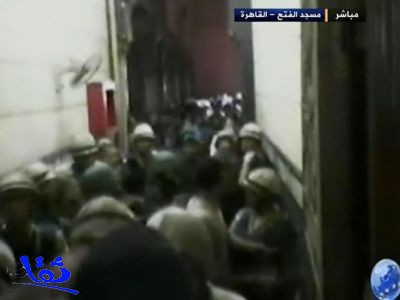 الشرطة تقتحم مسجد الفتح تحت الرصاص 