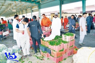 الوافدة تزاحم السعوديين في سوق خضراوات الرياض ويتحكمون في الأسعار