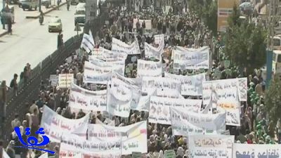 تظاهرات حاشدة ضد الحوثيين أمام منزل الرئيس اليمني