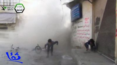 كاميرا تلتقط لحظة نجاة أطفال سوريين من قذيفة سقطت قربهم
