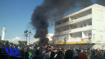 متظاهرون يحرقون مقر حركة النهضة في قفصة جنوب تونس