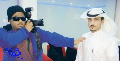 كفيف سعودي يتحدى الإعاقة ويلتقط الصور بواسطة أذنه