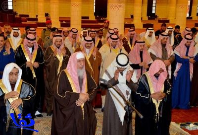 أمير منطقة الرياض يؤدي صلاة الميت على الأمير فيصل بن محمد بن عبدالله