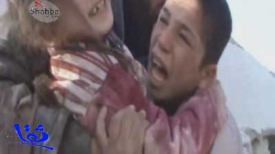 طفلة حلبية تخرج حية من تحت الأنقاض وسط صراخ أخيها