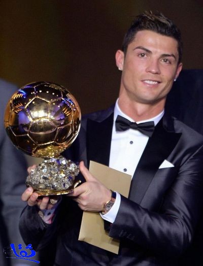 رونالدو يفوز بجائزة الكرة الذهبية للمرة الثانية في تاريخه