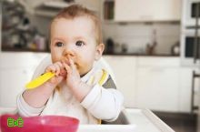 السماح للأطفال بالأكل بأصابعهم قد يحميهم من الوزن الزائد