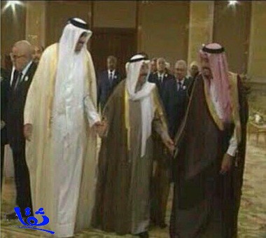 ولي العهد يصافح أمير قطر لدى وصوله مقر القمة العربية