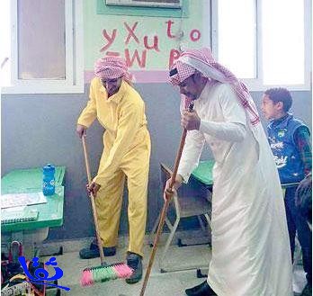 مُعلم يشارك في تنظيف مدرسته مرتدياً زي عمال النظافة