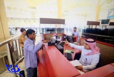 موظفو الجوازات في صالات القدوم والمغادرة بالزي السعودي