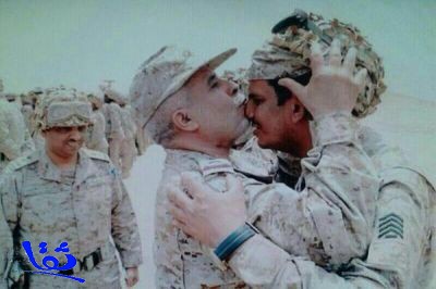 بالصورة : ضابط يقبل جبين جندي مصاب بتمارين سيف عبدالله