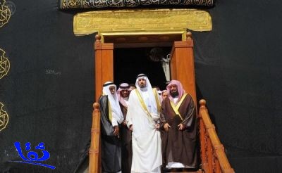 أمير مكة يتشرف بغسل الكعبة نيابة عن خادم الحرمين