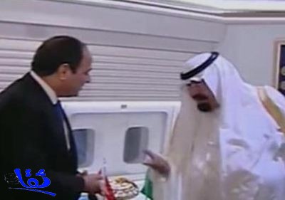 خادم الحرمين يجري جلسة مباحثات مع الرئيس المصري لدى وصوله القاهرة