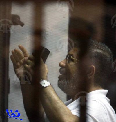 مرسي يهتف لغزة مع بداية جلسة محاكمته في "اقتحام السجون"