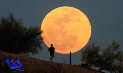 "القمر العملاق" يظهر بسماء المملكة اليوم