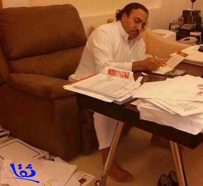 بالصورة.. أمير الرياض منهمكاً في إنهاء معاملات المواطنين من منزله