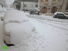 سويدي ينجو من الموت بعد ان دفنته الثلوج داخل سيارته شهرين