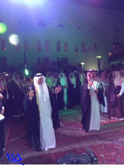 خالد الفيصل وتركي بن عبدالله يؤديان العرضة في احتفال "التربية" باليوم الوطني