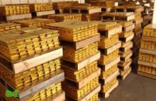 الذهب يتراجع بفعل مبيعات من المستثمرين لتغطية خسائر أخرى