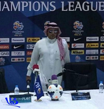 بالصور.. مدرب الهلال يحضر مؤتمر الإياب بالزيّ السعودي