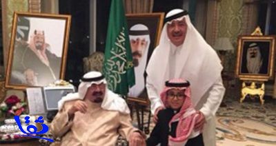 بالصور : خادم الحرمين مع أبنائه وأحفاده في حفل عائلي بالقصر الملكي