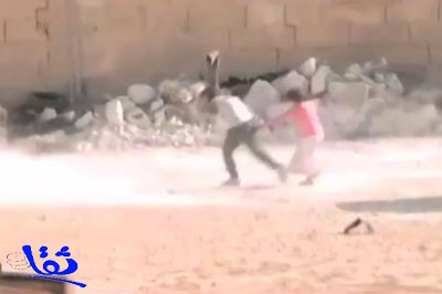 بالفيديو : كشف حقيقة مقطع الطفل السوري الذي يتحدى الرصاص لينقذ شقيقته