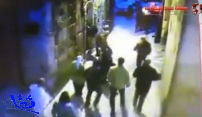 بالفيديو:فلسطيني يهاجم شرطيين إسرائيليين بسكين في القدس