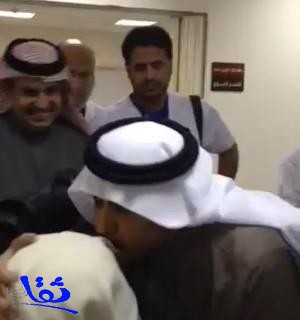 صورة وزير الصحة يقبل رأس مراجع مسنّ في أحد المستشفيات تلاقي إعجاب المغردين