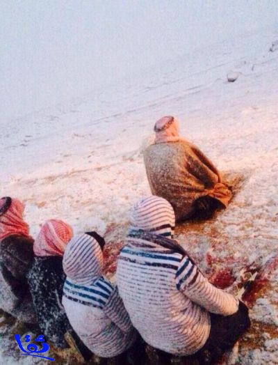 صورة أب وأبنائه يؤدون الصلاة تحت تساقط الثلوج بالقريات تنال إعجاب المغردين