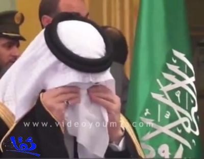 بالفيديو: بكاء سفير المملكة بالقاهرة أثناء تلقيه التعازي في وفاة خادم الحرمين