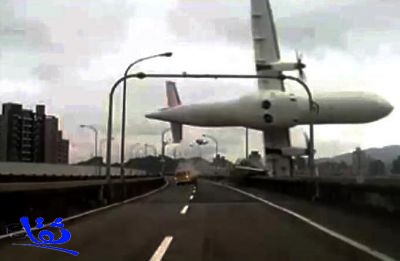 بالفيديو : لحظة سقوط طائرة ركاب على متنها 58 شخصاً في تايوان