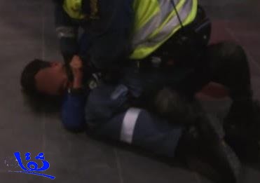 بالفيديو.. رجل أمن سويدي يضرب رأس طفل مسلم على الأرض