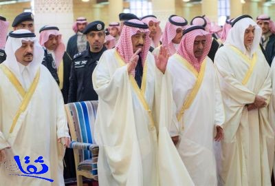 الملك سلمان يؤدي صلاة الميت على الأمير فهد بن محمد بن عبدالعزيز