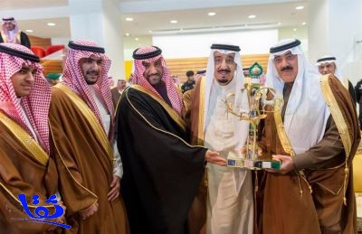 الملك سلمان يسلم كأس الملك عبدالله للأمير متعب في ميدان الفروسية