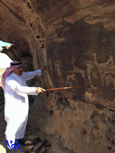 بالصورة : أمير نجران يكتشف موقعاً أثرياً يعود لما قبل الميلاد خلال جولة له بالمنطقة