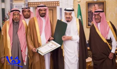 خادم الحرمين يستقبل القنصل السعودي في عدن ويقلده وسام الملك عبدالعزيز