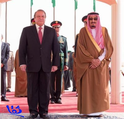 خادم الحرمين الشريفين يستقبل رئيس الوزراء الباكستاني لدى وصوله الرياض​