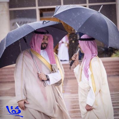 مغردون يتداولون صورة للأمير محمد بن سلمان يودع نظيره الكويتي تحت زخات المطر بقاعدة الرياض الجوية