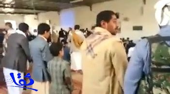 بالفيديو : لحظة "تفجير" الانتحاري لنفسه داخل أحد مساجد صنعاء