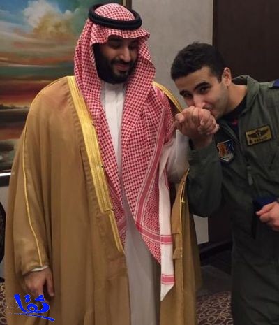 بالصورة : أبناء الملك سلمان .. الضابط "خالد" يقبل يد الوزير "محمد" قبل إنطلاق "عاصفة الحزم" 
