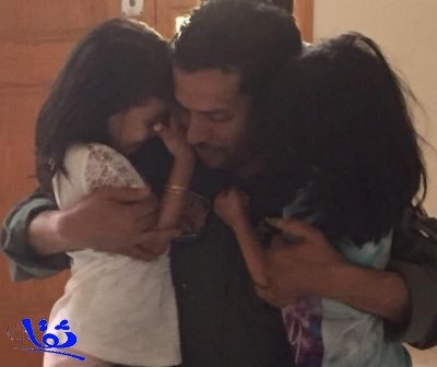 صورة لطيار سعودي بـ "عاصفة الحزم" يودع أطفاله تجتذب إعجاب المغردين
