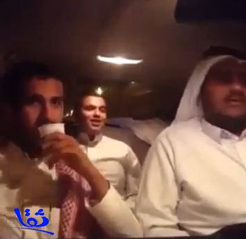 بالفيديو : مزاح بين شبان ينتهي بحادث مفاجئ على طريق بالمملكة