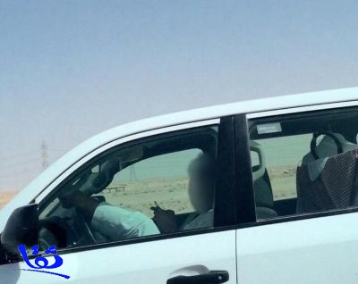  العريفي يصور شاباً يقود سيارته برجليه وسرعته 140 كم.. ويدعو له: الله يهديه (صورة) 